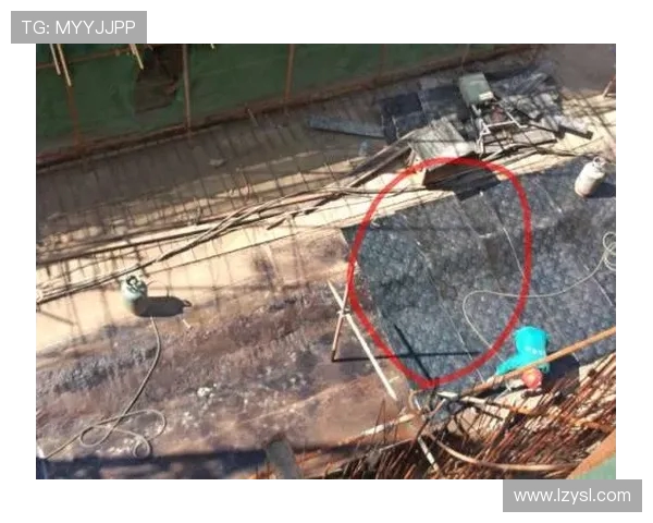 挖掘机足球场地下排水层铺设